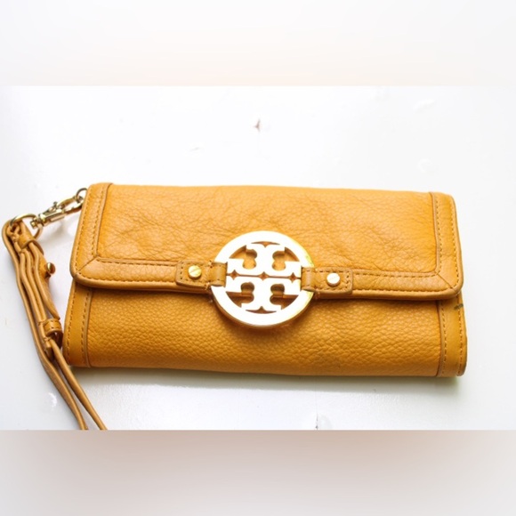 Tory Burch Amanda wristlet - Picture 9 of 16
